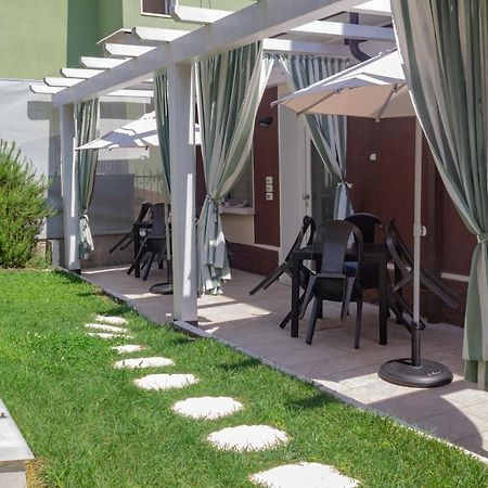 Blau Vacanze Peschiera del Garda Bagian luar foto